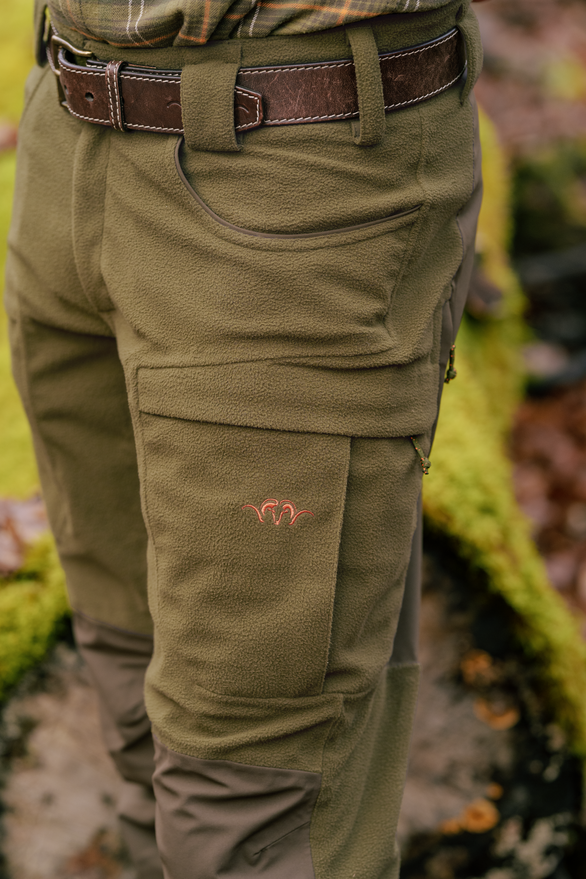 Blaser Silence 2L Trousers Dark Olive på jakt i skogen