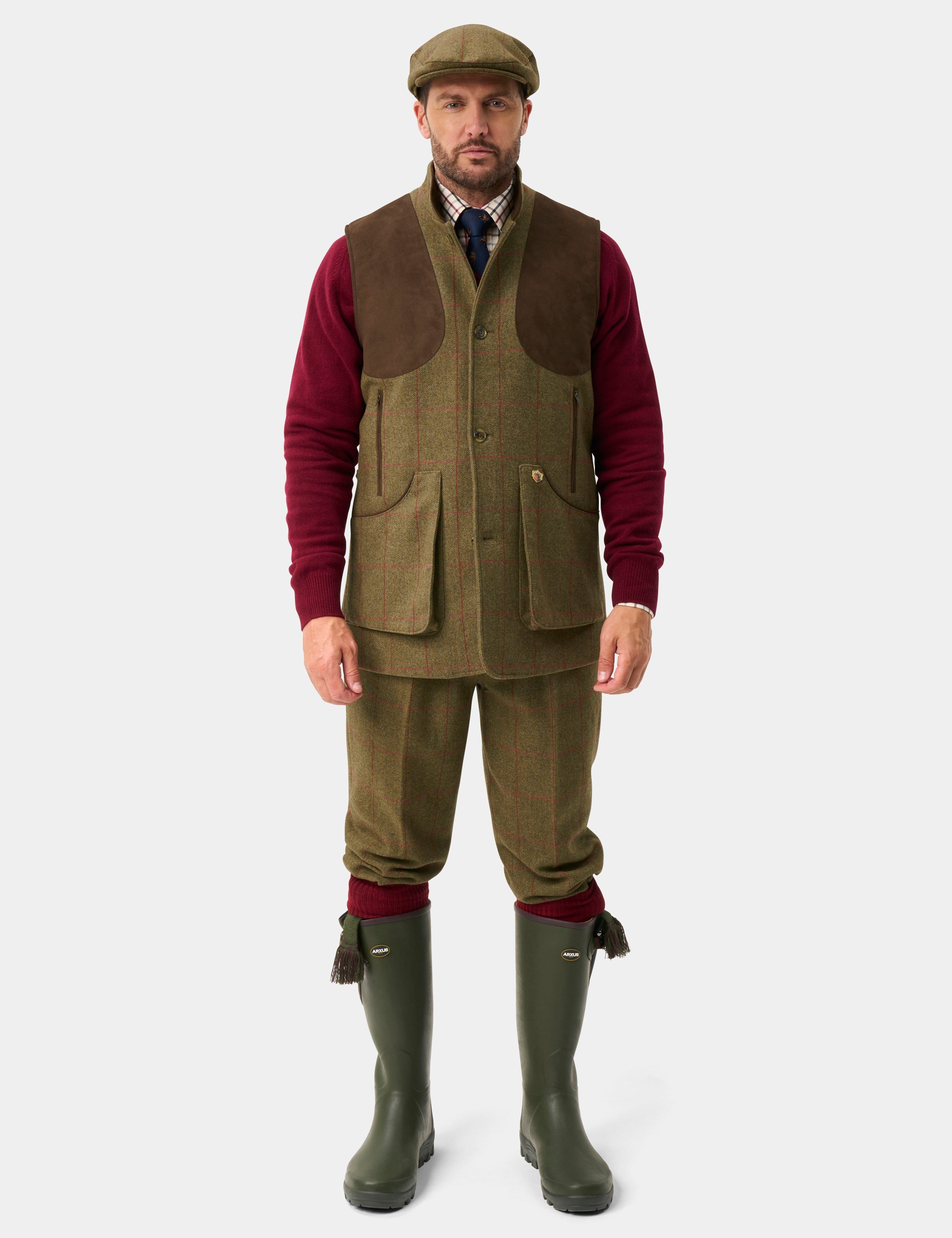 Alan Paine Combrook Shooting Gilet i Tweed - Sage – på modell