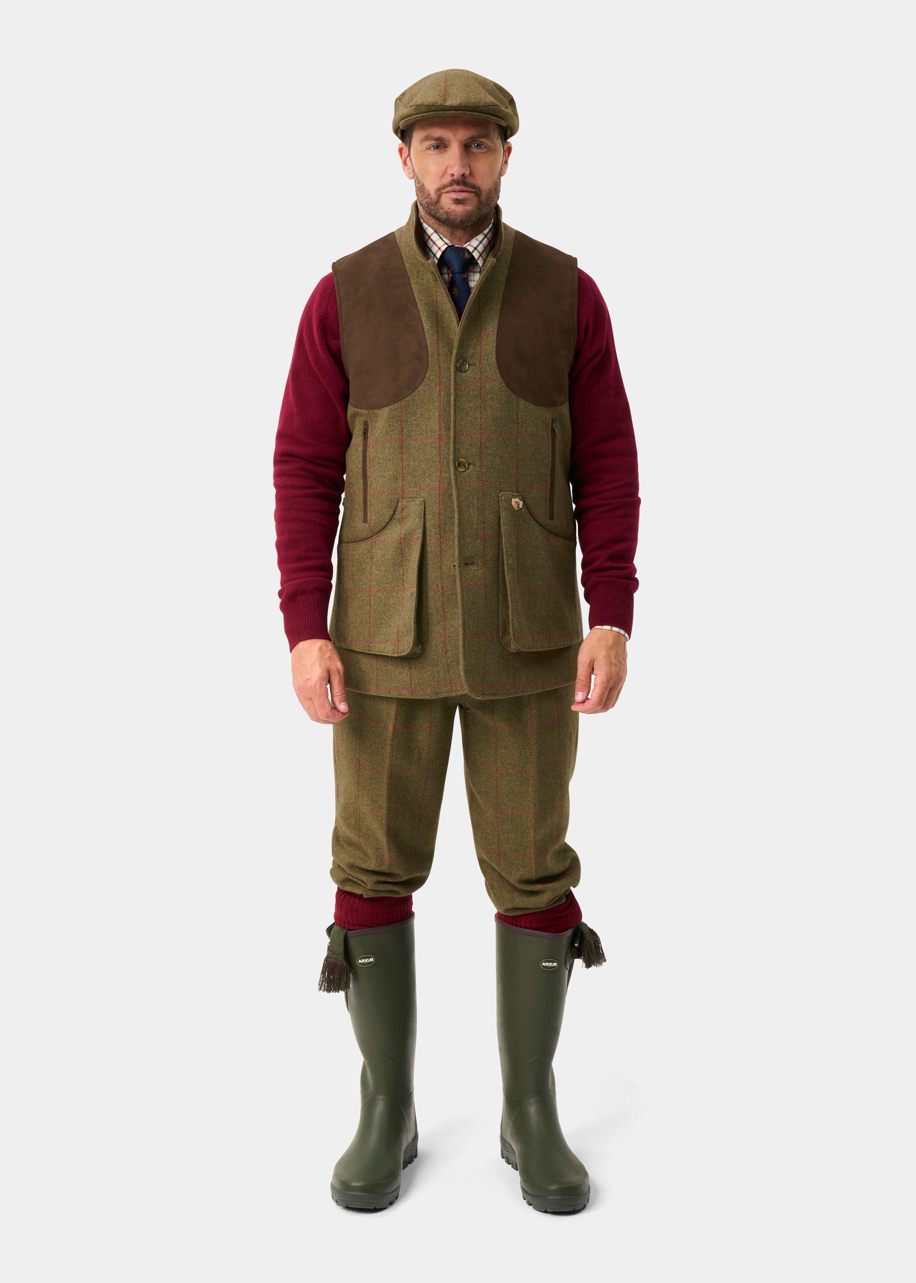 Alan Paine Combrook Shooting Gilet i Tweed - Sage – på modell
