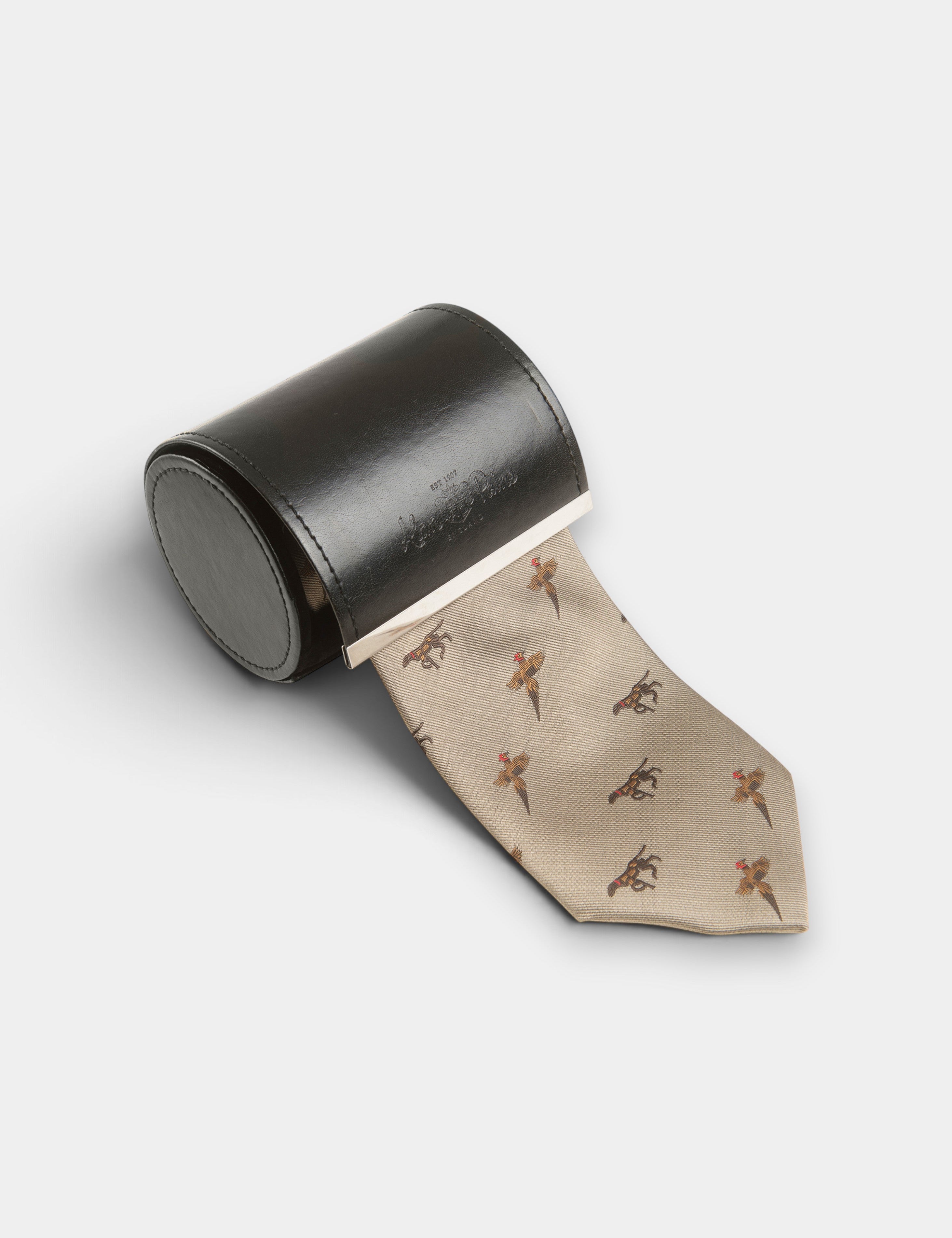Alan Paine Ripon Slips i Silke - Bird & Dog Gold – produktbild i presentask