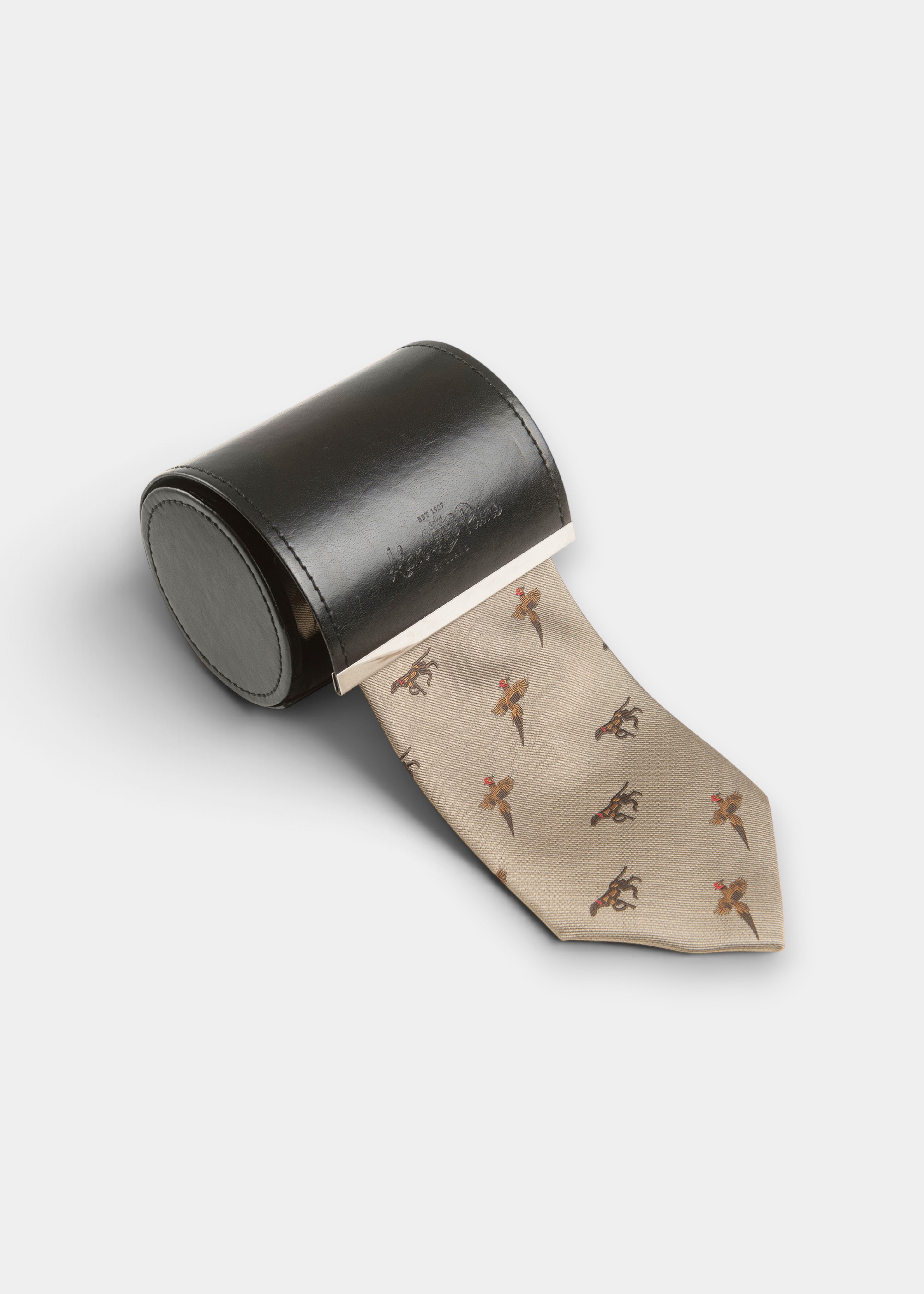 Alan Paine Ripon Slips i Silke - Bird & Dog Gold – produktbild i presentask