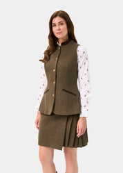 Alan Paine Surrey Tweedväst Dam - Field Maple – på modell framifrån