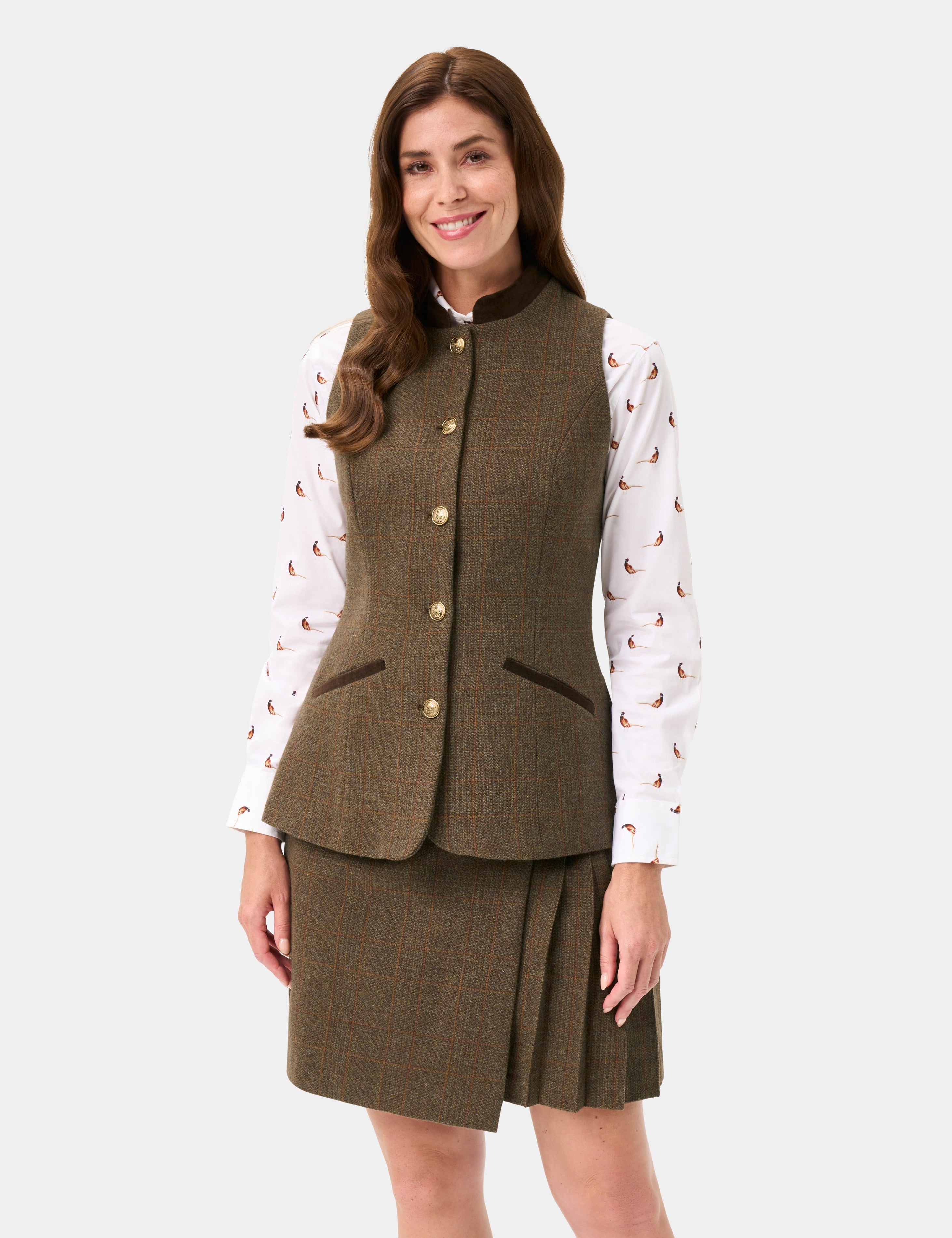 Alan Paine Surrey Tweedväst Dam - Field Maple – på modell
